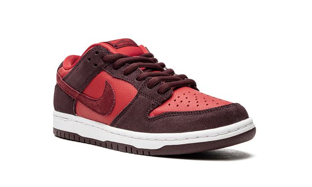 NK SB Dunk Low Cherry
