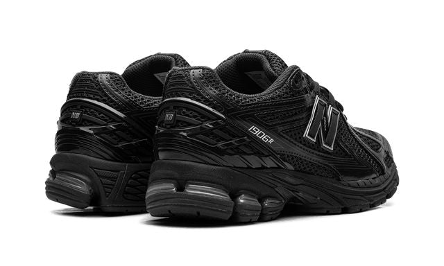 NB 1906R „Schwarz Metallic“