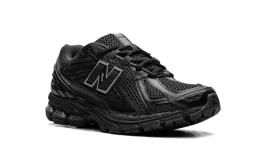 NB 1906R „Schwarz Metallic“
